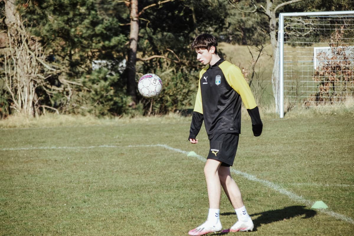 Elev på boldbane er klar til at modtag fodbold