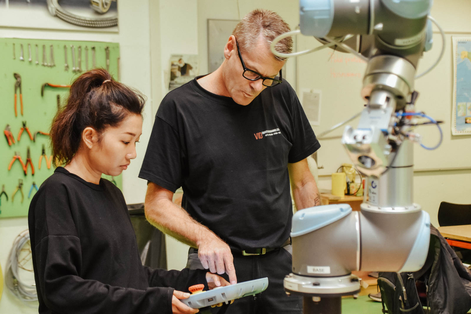 Elev på industrioperatøruddannelsen modtager undervisning