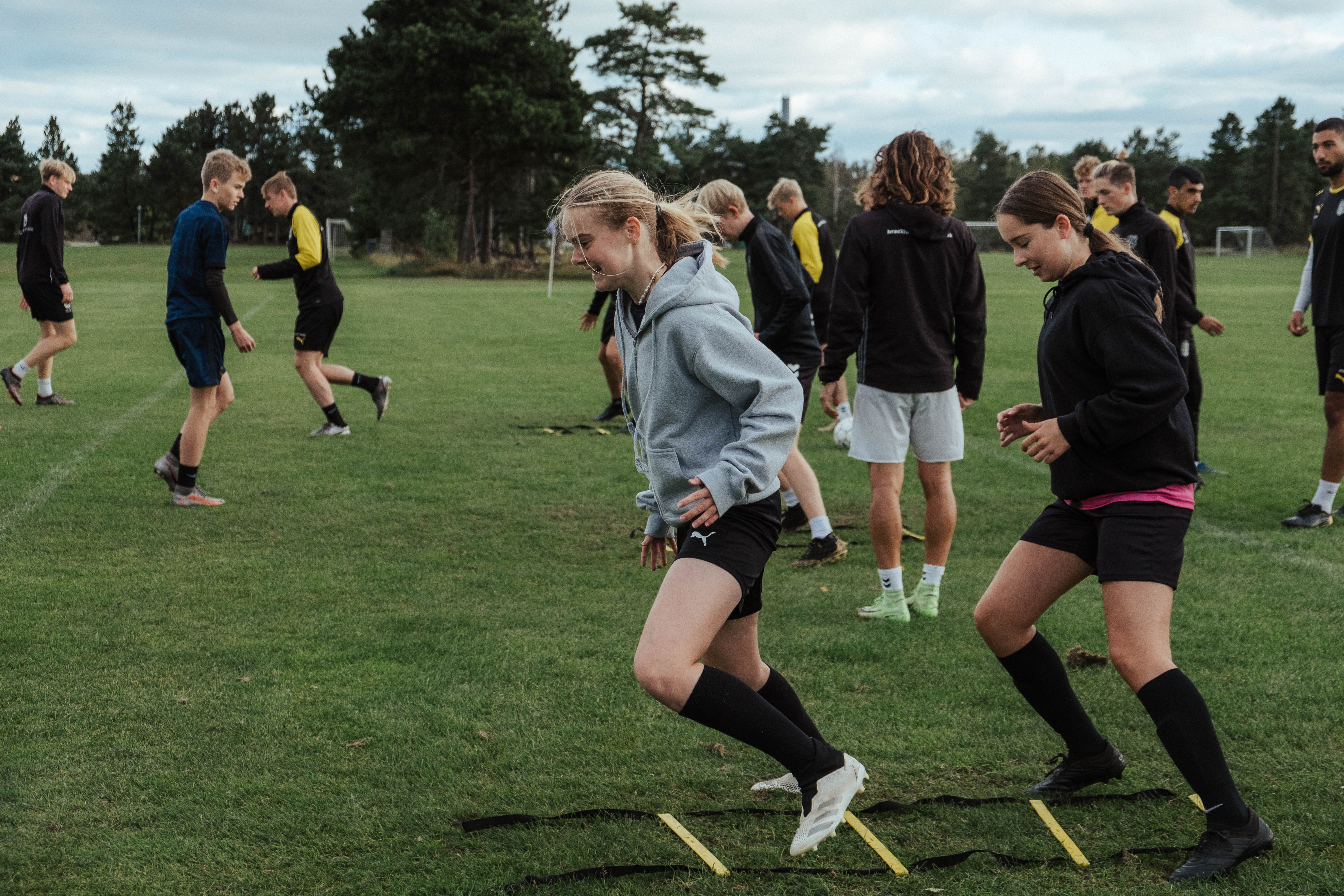 Elever fra Brazil Football College laver øvelser på fodboldbanen