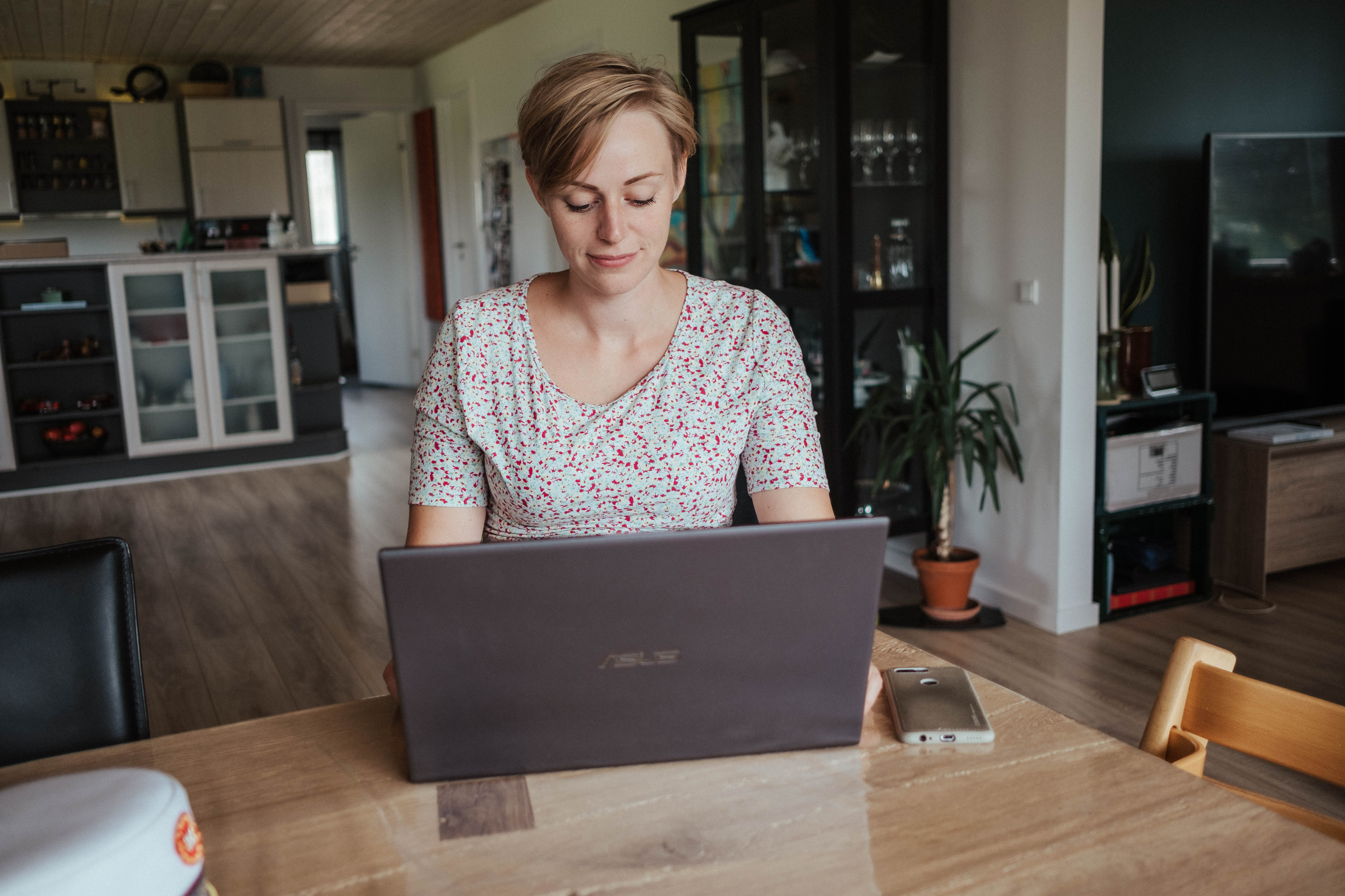 Mette Skajbæk arbejder foran en pc