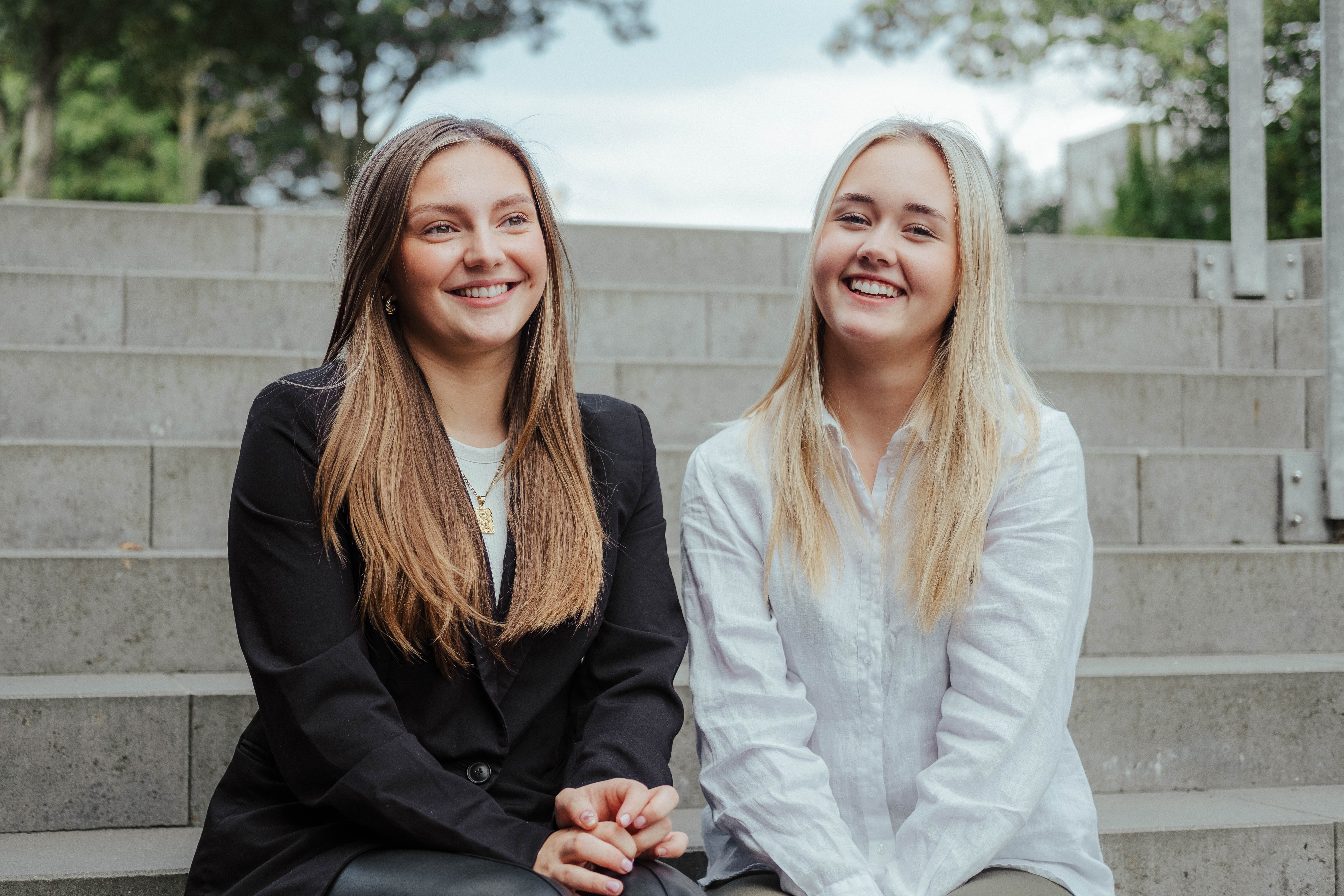  Emma og Marcela sidder udenfor på en trappe