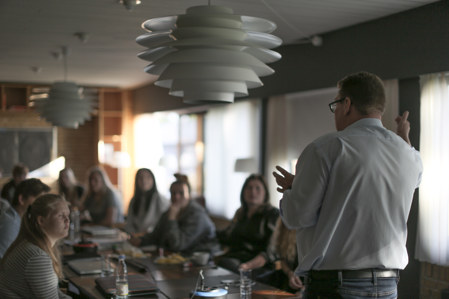 Oplæringsansvarlig snakker til elever