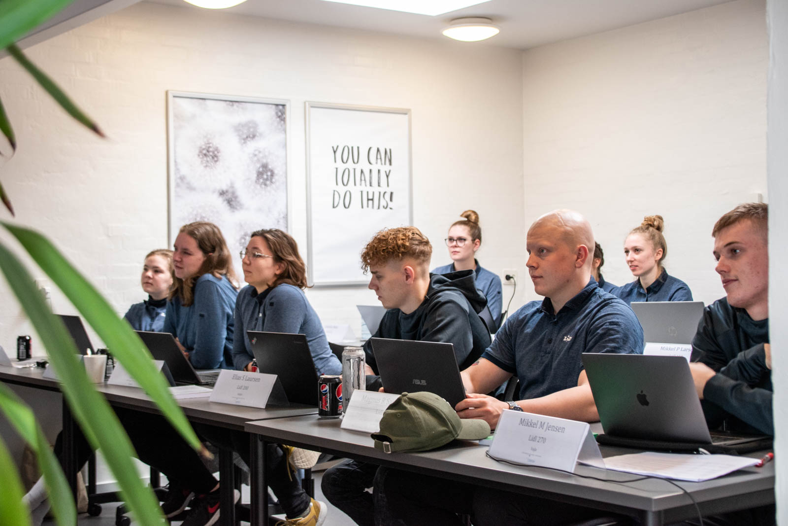 Undervisnings lokale fyldt med kursister der er koncentreret