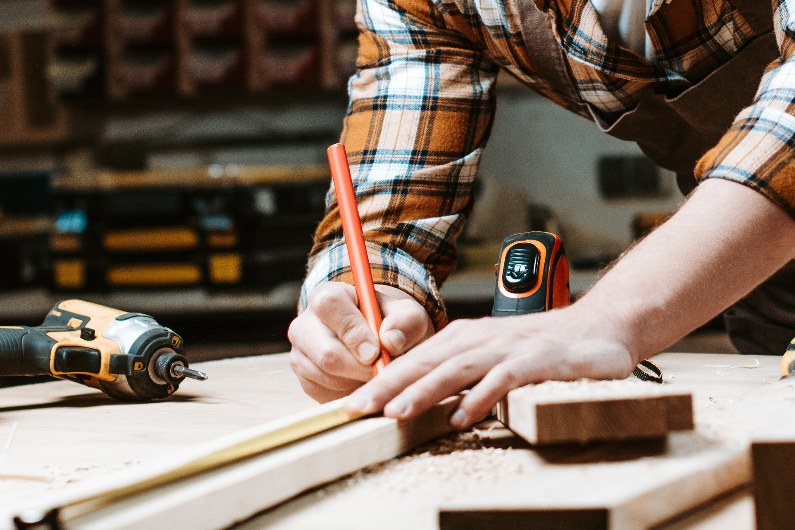 Tømrer måler og markere på træ