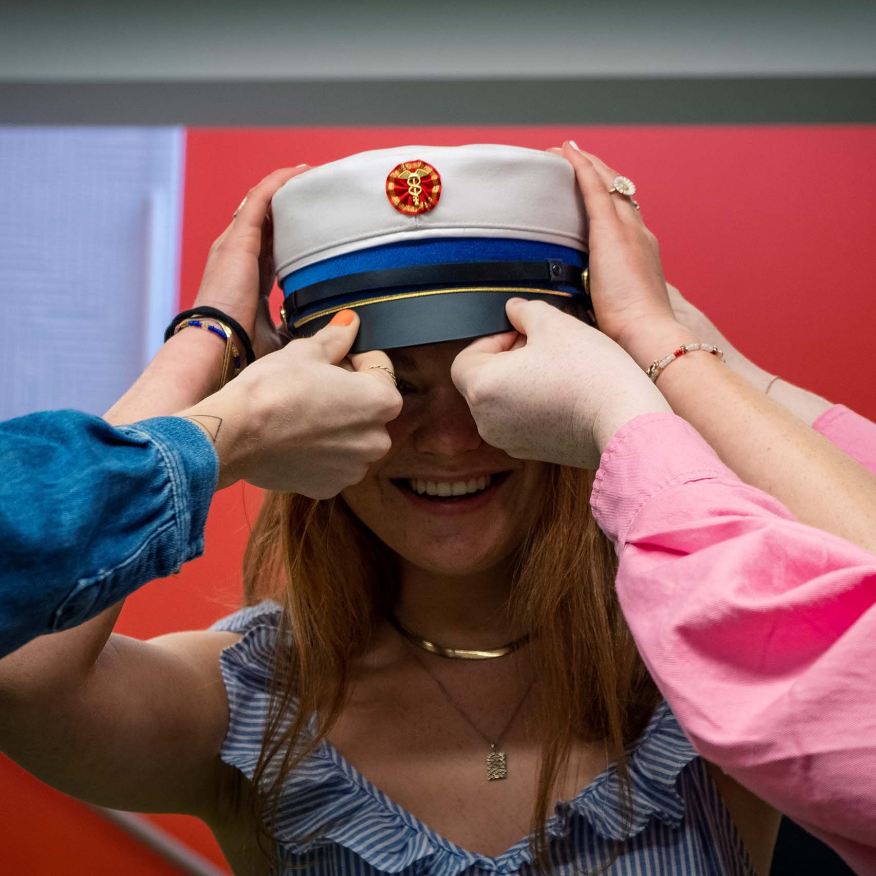 Student får hue på hovedet