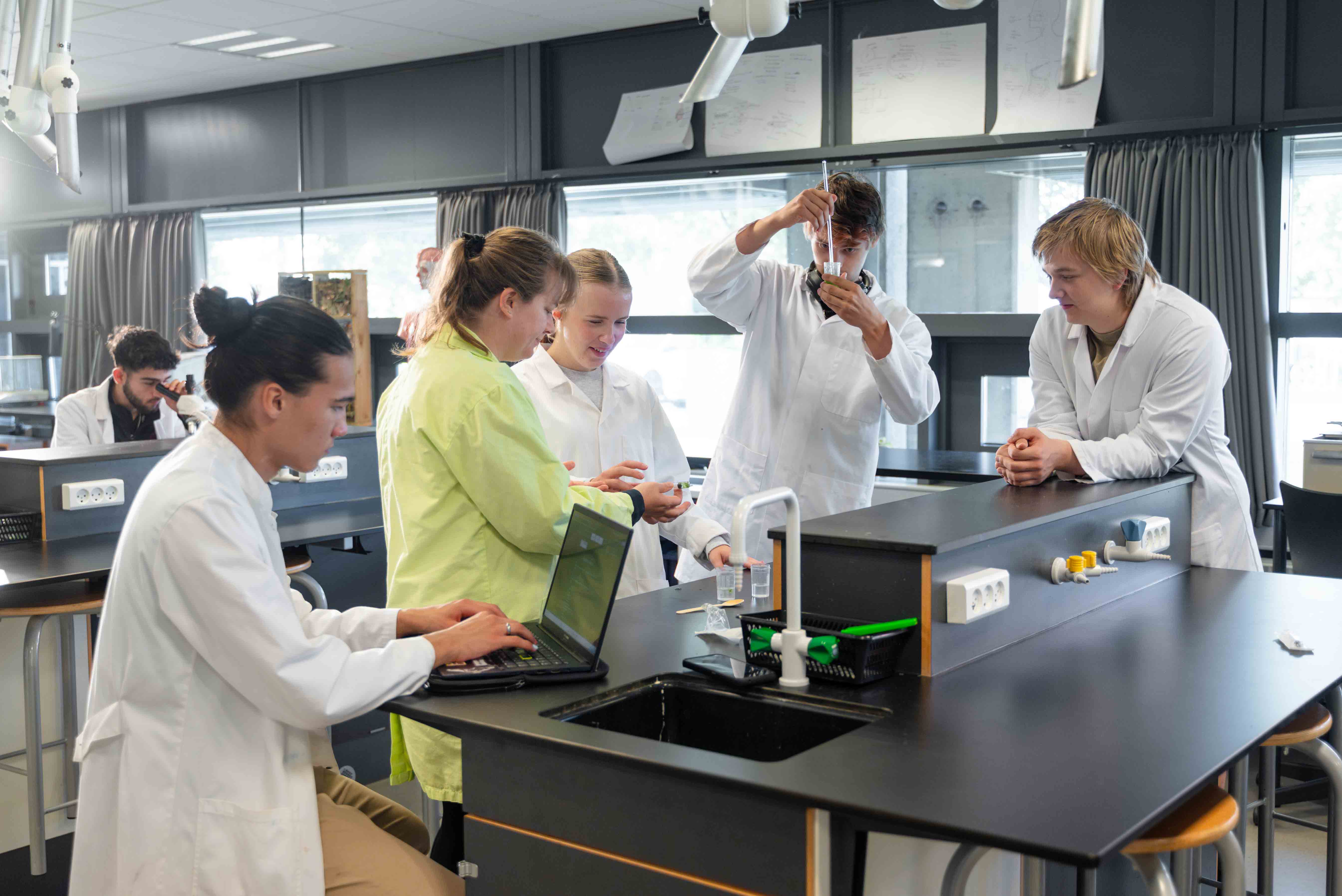 HTX elever laver forsøg i biologilokalet