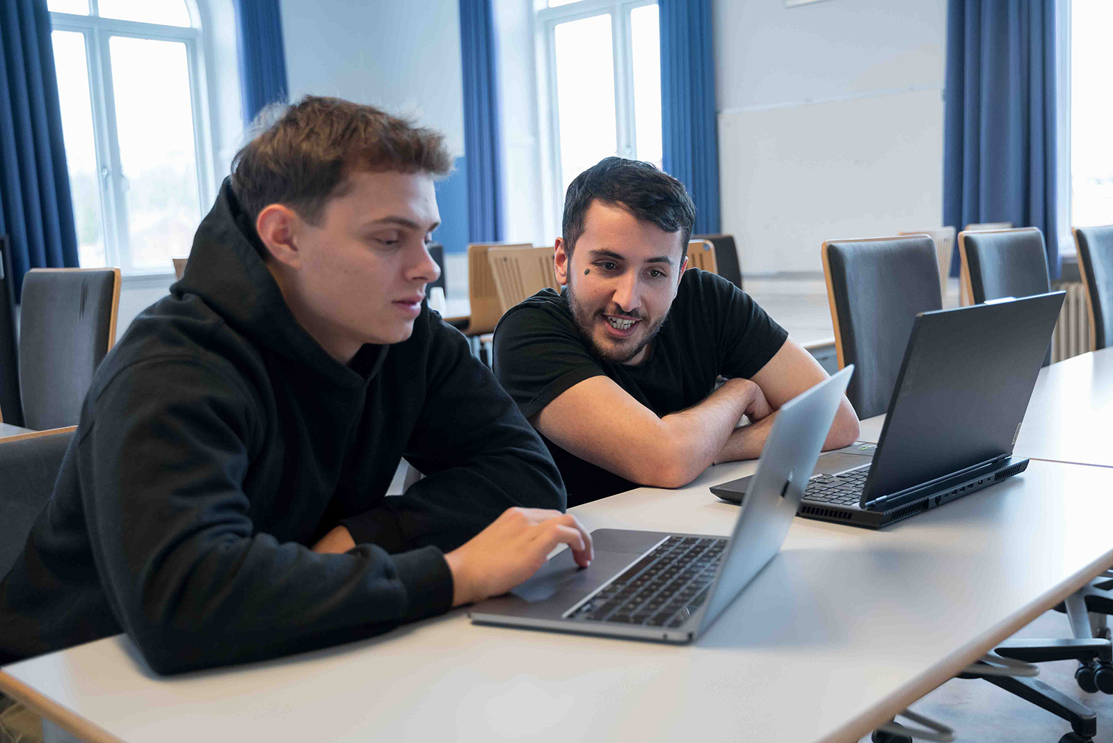 To kursister arbejder sammen om opgave