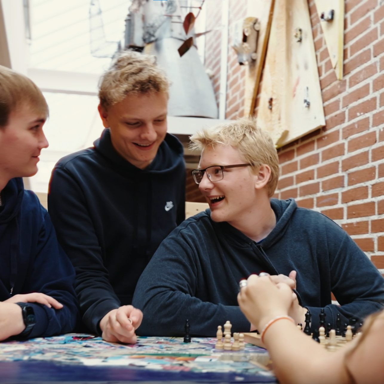 Elever på 10. klasse spiller skak