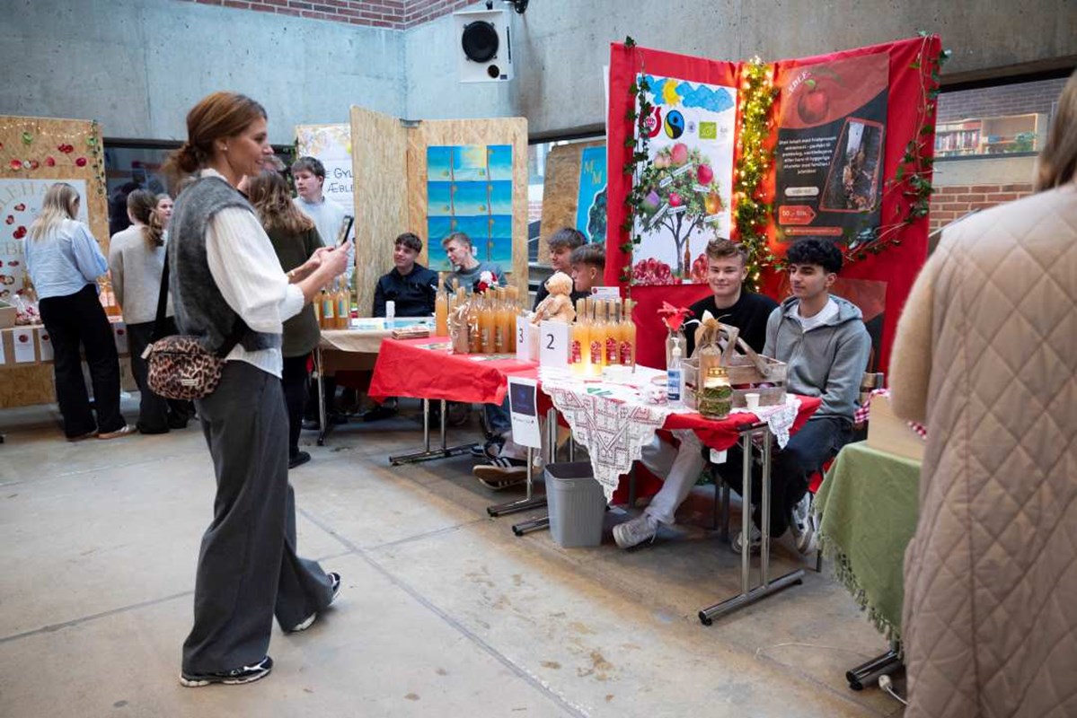 Elever på EUD/EUX Business sælger æblemost ved stand